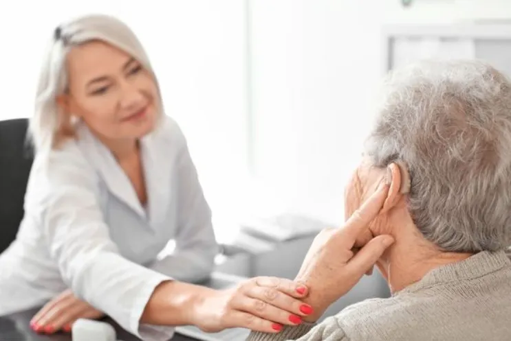 lam-the-nao-de-ngan-ngua-tinh-trang-suy-giam-thinh-luc-o-nguoi-gia